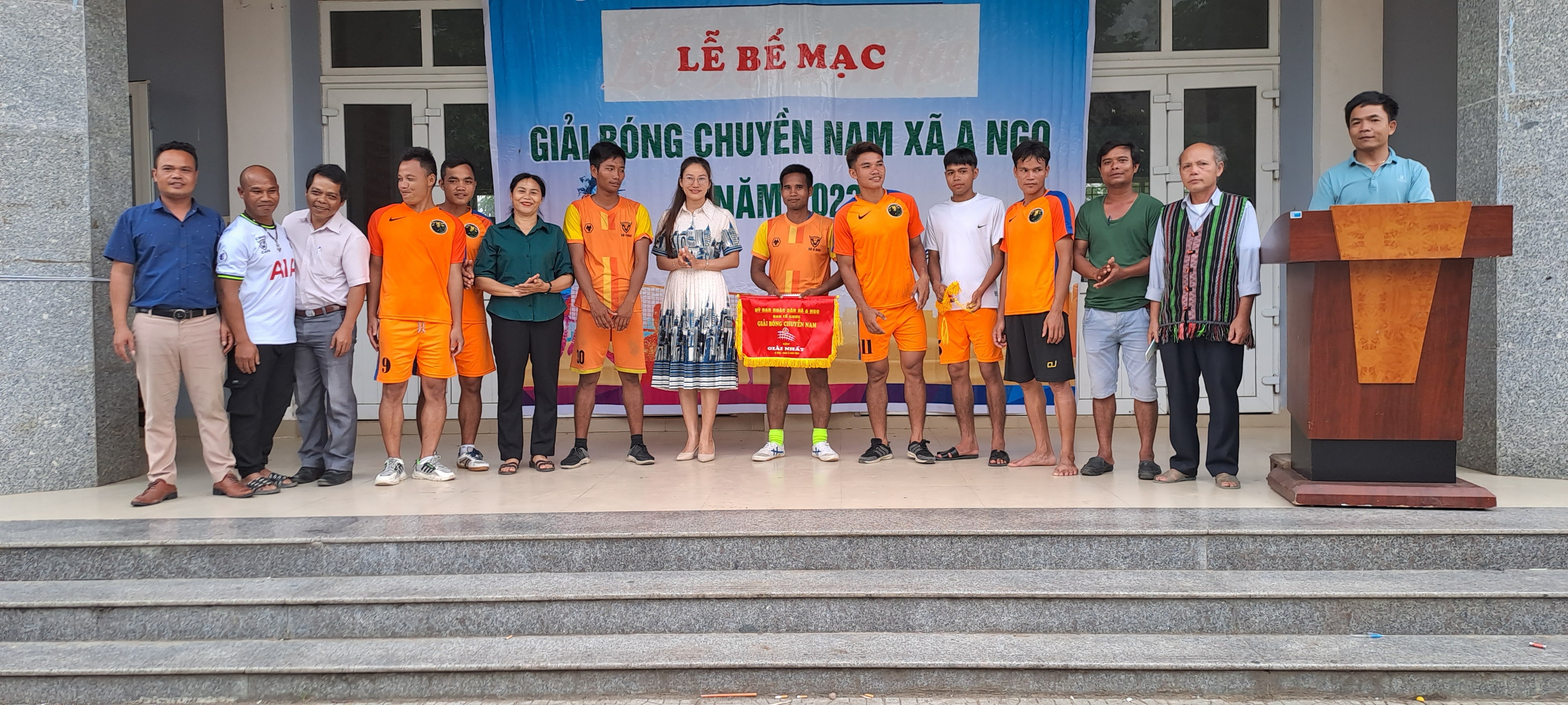 Đồng chí Nguyễn Thị Liễu - Phó Phòng VHTT dự lễ Bế mạc và trao giải cho các thôn